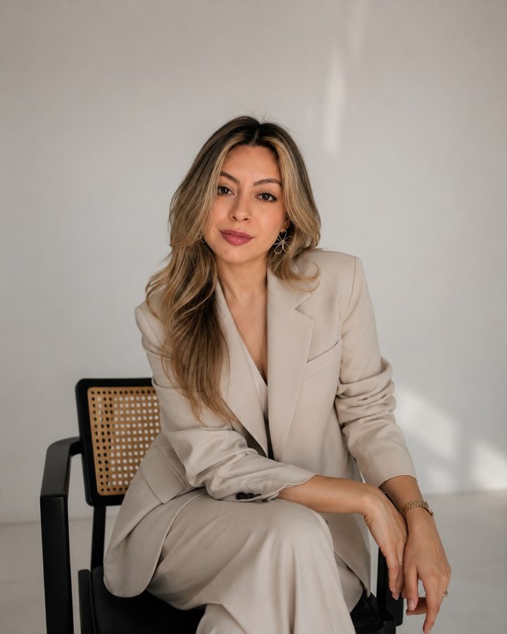 Retrato de Brisa, Diseñadora Gráfica en Serendipia